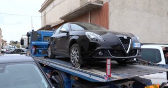 Copertina di Messina Denaro, rimossa l’auto con il carro attrezzi della Polizia. Il video