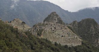 Copertina di Perù, chiusa Machu Picchu per blocco ferroviario: tra i turisti “intrappolati” anche diversi italiani