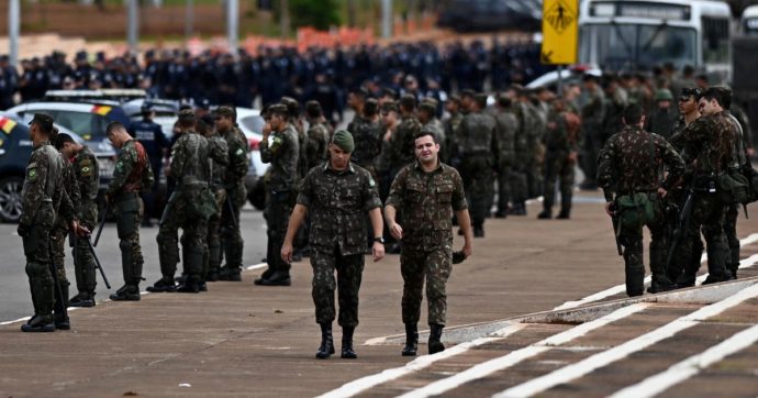 Copertina di Brasile, dopo le rivolte di destra Lula cambia il capo dell’esercito