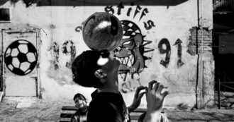 Copertina di La gioventù rubata di Napoli. Nell’ex fortino della camorra, nuova vita al campo da calcio