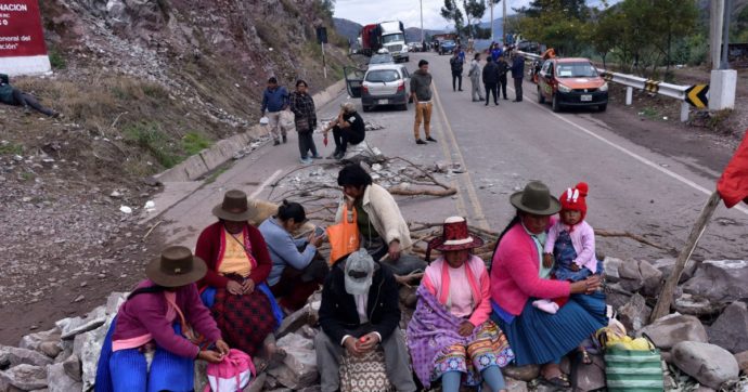 Copertina di Machu Picchu, protesta anti-governo blocca centinaia di turisti: ci sono anche italiani