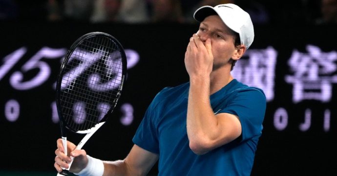 Australian Open, Sinner si ferma agli ottavi: eliminato da Tsitsipas al quinto set. “Ho fatto errori nel momento decisivo”