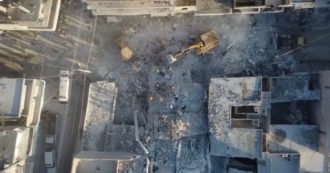 Copertina di Siria, crolla un edificio residenziale ad Aleppo. Almeno 12 vittime tra cui un bambino: volontari scavano tra le macerie