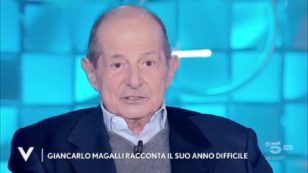 Copertina di Verissimo, Giancarlo Magalli torna in tv per la prima volta dopo il tumore: “Ho perso 24 chili. A causa dei farmaci una sera mi sono strappato i cateteri”