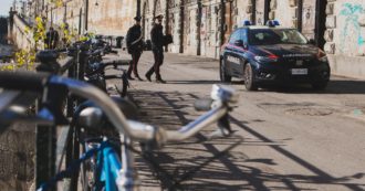 Copertina di Torino, lanciano una bicicletta dalla balconata dei Murazzi e colpiscono in testa un 23enne: è grave