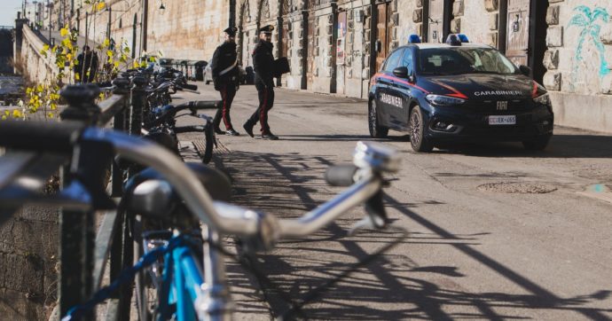 Torino, lanciano una bicicletta dalla balconata dei Murazzi e colpiscono in testa un 23enne: è grave