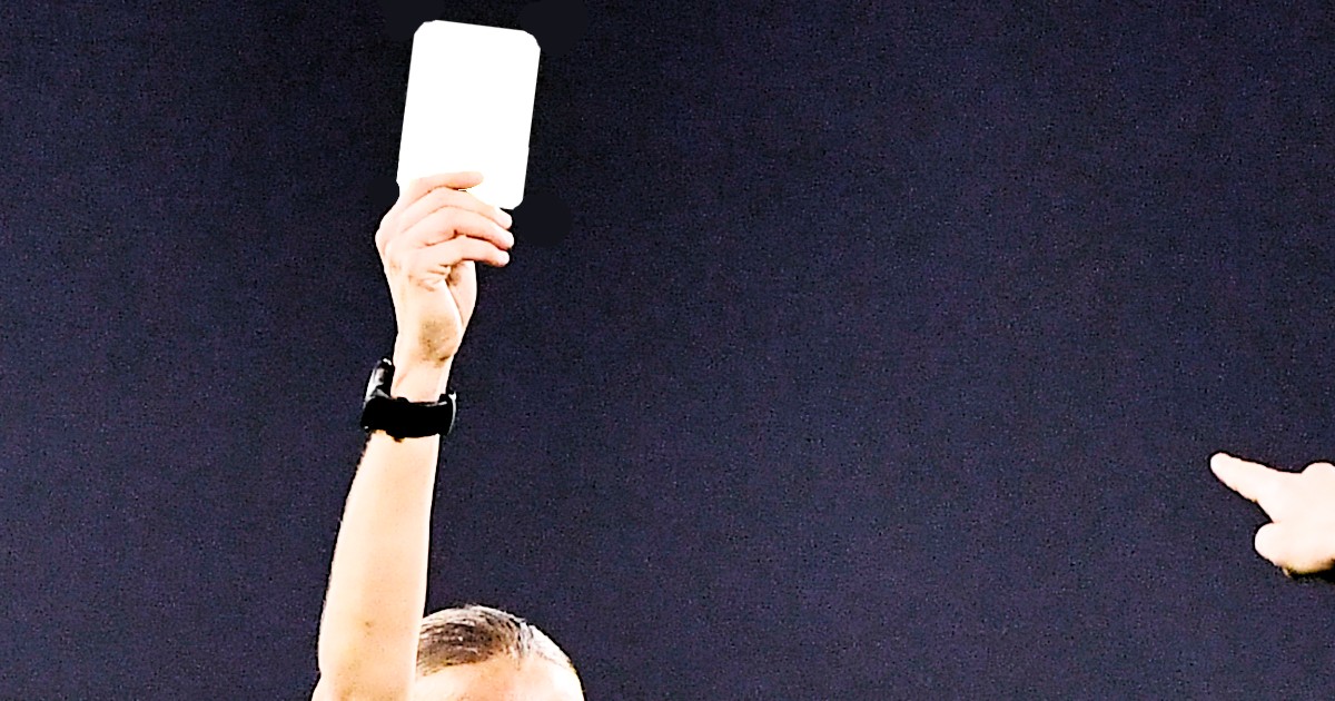 L'arbitro sventola un cartellino bianco: è la prima volta nella storia in  una partita di calcio - VIDEO - Il Fatto Quotidiano
