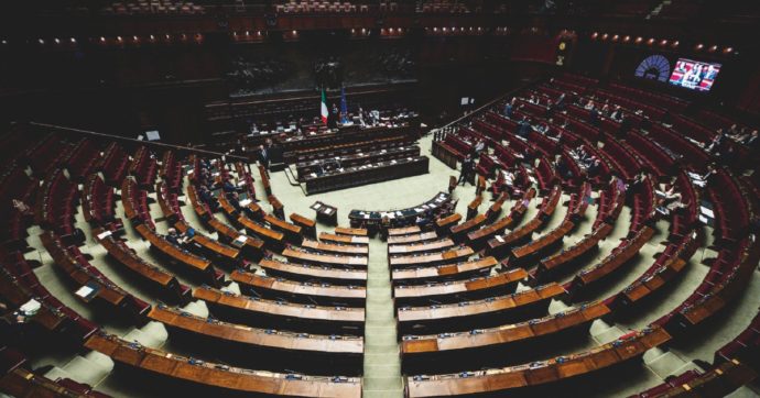 Copertina di Berlusconi e consorte i più assenti di tutti: in Parlamento non si vedono mai