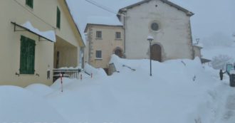 Copertina di Allerta neve, raggiunti i due metri in alcuni comuni del Riminese: famiglie isolate e reti telefoniche in tilt. Le immagini