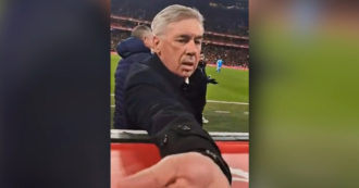 Copertina di La richiesta del tifoso ad Ancelotti a bordo campo: la reazione dell’allenatore fa innamorare la Spagna – Video