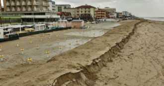 Copertina di Bellaria, le piogge e la mareggiata “mangiano” la barriera di sabbia lungo la costa: le immagini girate dal drone