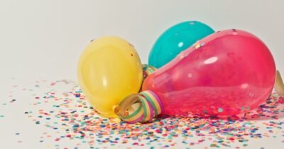 Copertina di “Poteva essere un disastro, un compleanno senza invitati, invece l’umanità ha fatto la differenza”: la festa di un bimbo di 6 anni rischia di essere un fiasco ma un appello cambia tutto
