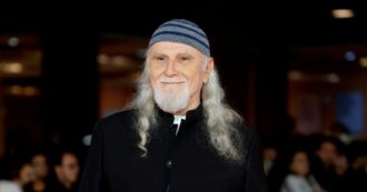 Copertina di Moni Ovadia: “Zelensky a Sanremo? La guerra non è show. Basta umiliare Putin”