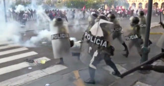 Copertina di Perù, disordini a Lima: la polizia usa i gas lacrimogeni contro i manifestanti che chiedono le dimissioni di Boluarte – Video