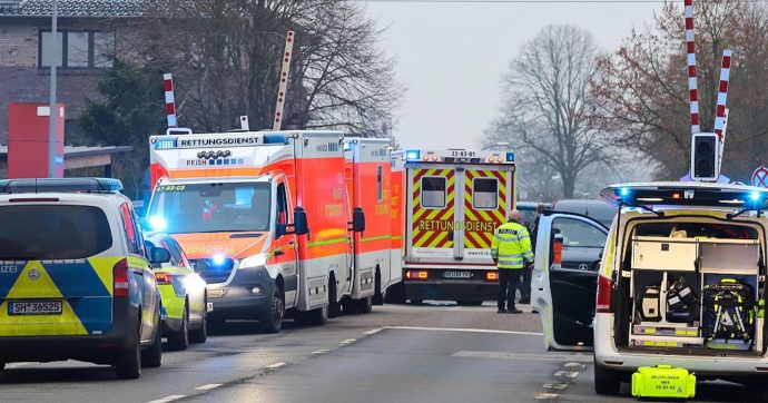 Germania, accoltella passeggeri di un treno regionale: due morti e sette feriti. “Fermato un uomo”