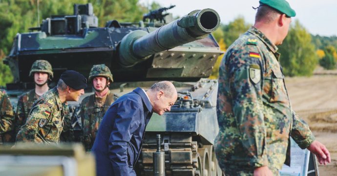 Copertina di Ucraina, Scholz e Biden sbloccano i tank. Ma ci vorranno mesi: Kiev sbuffa