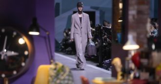 Copertina di Louis Vuitton pret à porter Homme: un défilé nel défilé. Allestimento da set cinematografico visionario anni ’50 e parata di vip sul red carpet