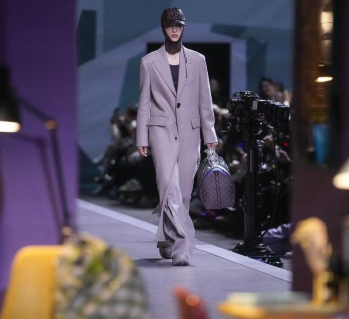 Louis Vuitton pret à porter Homme: un défilé nel défilé. Allestimento da set cinematografico visionario anni ’50 e parata di vip sul red carpet
