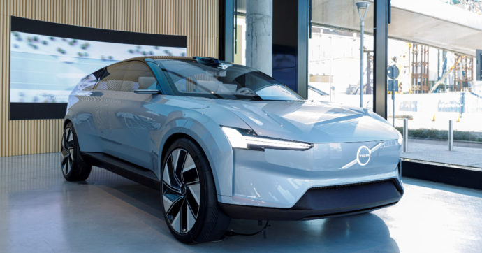 Volvo, la concept Recharge debutta in Italia. Esposta al Volvo Studio di Milano