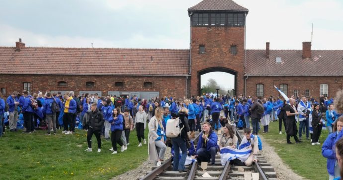 Sia obbligatorio per gli insegnanti visitare un campo di concentramento o sterminio!