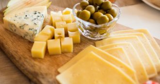Copertina di Il formaggio fa venire gli incubi? Un’azienda pronta a pagare “1000 dollari per mangiare formaggi prima di andare a letto”