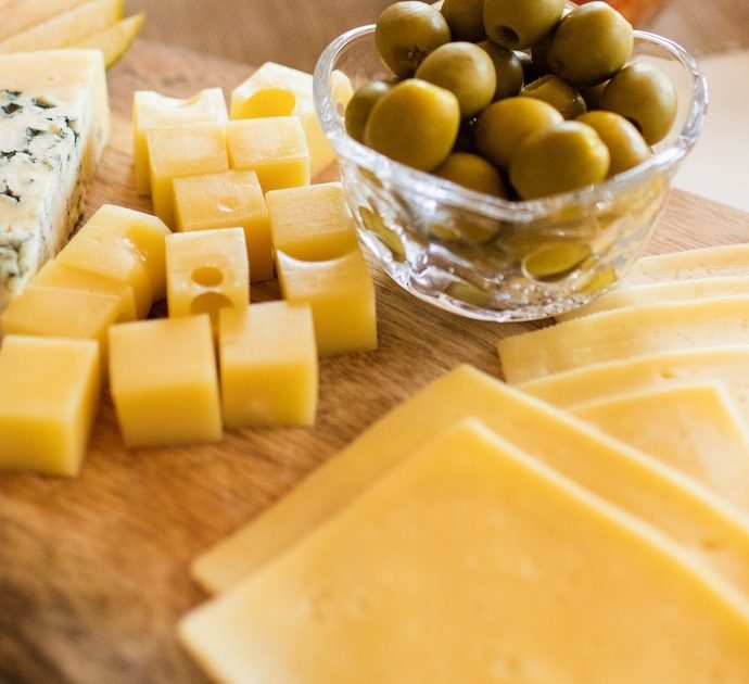 Il formaggio fa venire gli incubi? Un’azienda pronta a pagare “1000 dollari per mangiare formaggi prima di andare a letto”