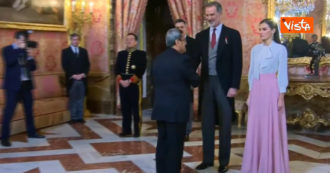 Copertina di L’ambasciatore iraniano in Spagna rifiuta di stringere la mano alla regina Letizia: il video