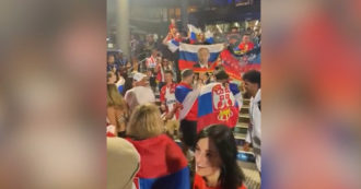 Effigie di Putin sulla bandiera e cori filorussi: c’è anche il padre di Djokovic, nuova polemica agli Australian Open