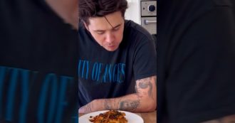 Copertina di La lasagna vegana preparata sui social dal figlio di Beckham scatena i commenti negativi