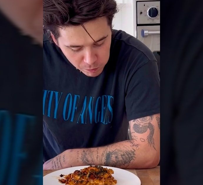 La lasagna vegana preparata sui social dal figlio di Beckham scatena i commenti negativi