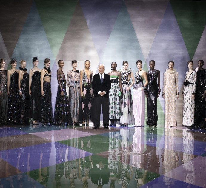 Giorgio Armani Privé, atmosfere barocche nel “Rondò Armaniano” in scena a Parigi: “L’Alta Moda è un sogno e tale deve restare”