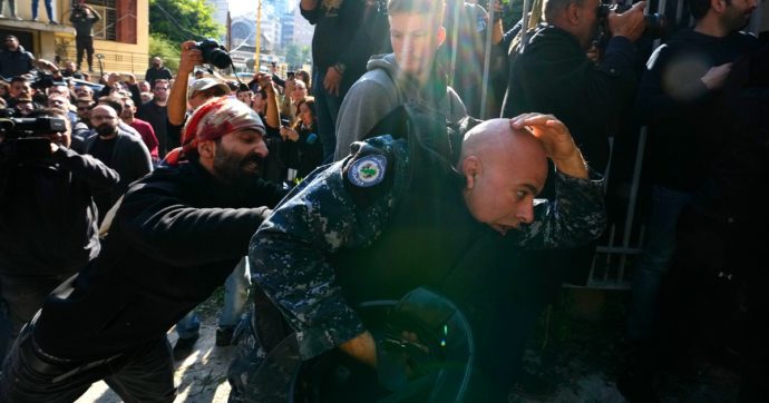 Libano, guerra giudiziaria sull’esplosione al porto di Beirut. Il procuratore di Cassazione fa rilasciare tutti gli accusati: scontri di piazza