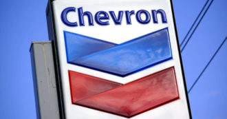 Copertina di Chevron, piovono miliardi per azionisti e manager grazie alla guerra in Ucraina. E la Casa Bianca si arrabbia
