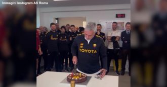 Copertina di Mourinho compie 60 anni: torta e brindisi negli spogliatoi di Trigoria con la Roma – Video