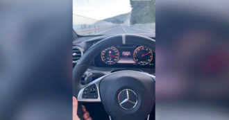 Copertina di Follia sull’Autofiori, sfreccia a 301 km/h e si riprende col cellulare: il video pubblicato sui social