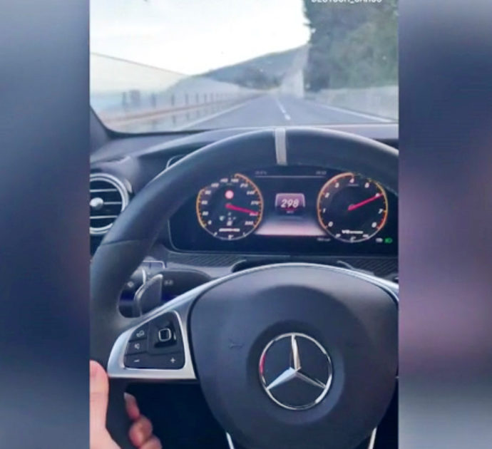 Follia sull’Autofiori, sfreccia a 301 km/h e si riprende col cellulare: il video pubblicato sui social