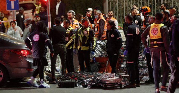 Gerusalemme, 7 morti in un attacco vicino a una sinagoga: ucciso l’assalitore. Hamas e Jihad rivendicano: “È la vendetta per Jenin”