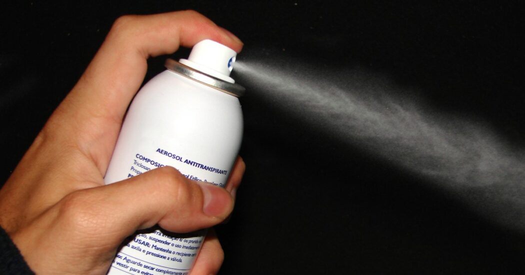 Spray al peperoncino usato per gioco: la pericolosa “moda” dilaga dalle discoteche alla metropolitane