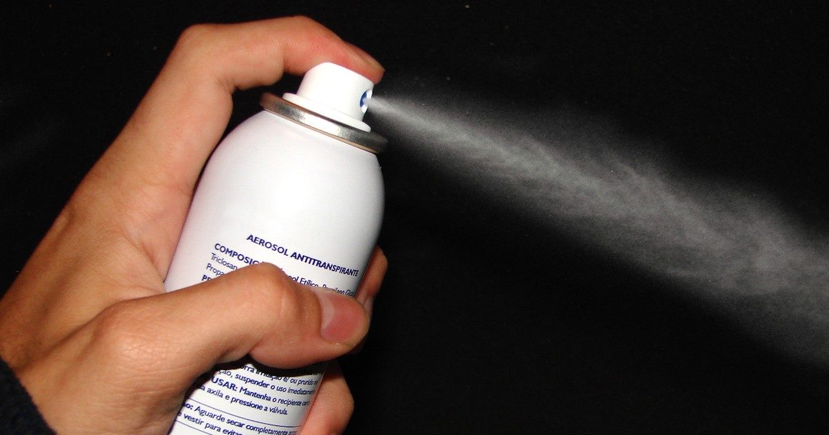 14enne si spruzza il deodorante davanti al naso e muore per arresto cardiaco: “La gente non sa quanto possa essere pericoloso il contenuto di quei barattoli”