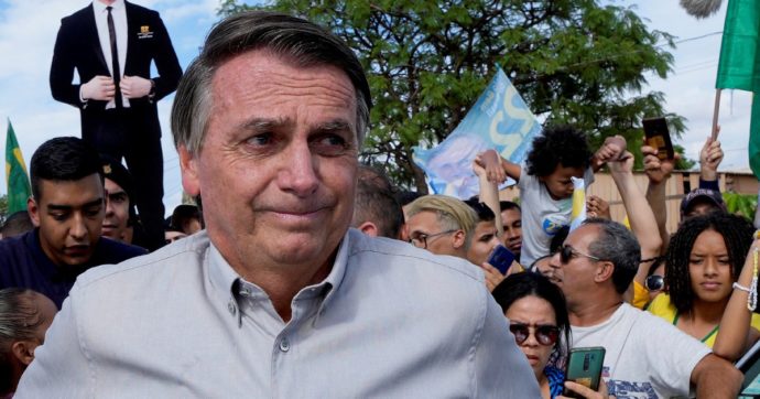 Bolsonaro, i vicini: “È finita la pace, se ne vada da qui”