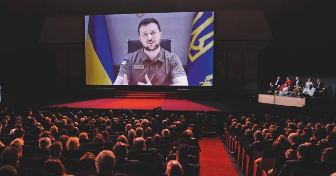 Zelensky, l’agenda pienissima del presidente, diviso tra guerra e paillettes