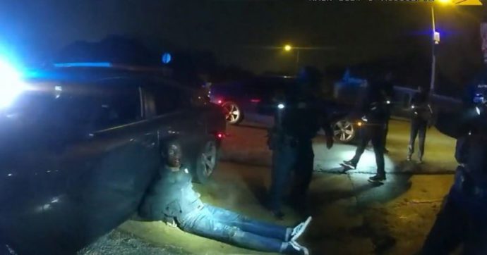 Tyre Nichols, afroamericano pestato e ucciso dalla polizia a Memphis. Proteste in Usa. Biden: “Giusta indignazione”