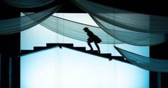 Copertina di Italo Calvino, nel centenario della nascita il Piccolo Teatro di Milano dà il via alle celebrazioni: in scena la prima assoluta del Barone Rampante