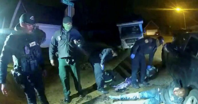 Usa, afroamericano ucciso da 5 agenti neri: proteste