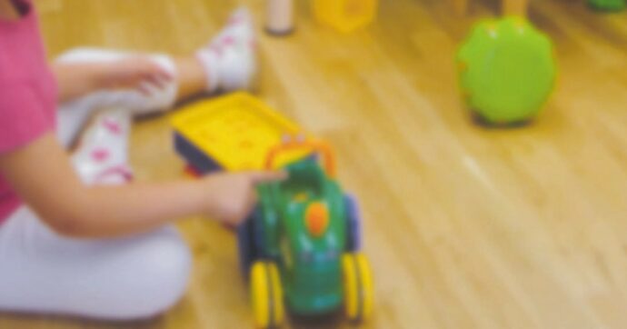 “Bambini strattonati, minacciati e maltrattati”: indagate due maestre dell’asilo nido di Todi