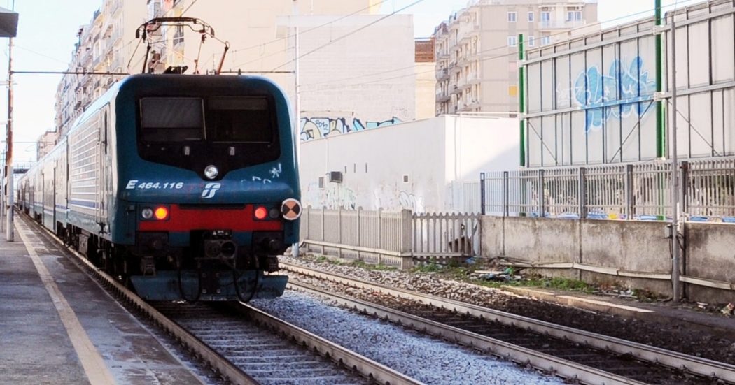 Il caso dei due treni Roma-Lido che viaggiano con la revisione scaduta. Stop a un convoglio dopo un allarme incendio con evacuazione