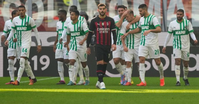 Il Milan prende 5 gol in casa dal Sassuolo: la squadra di Pioli non esiste più e riscrive un record negativo