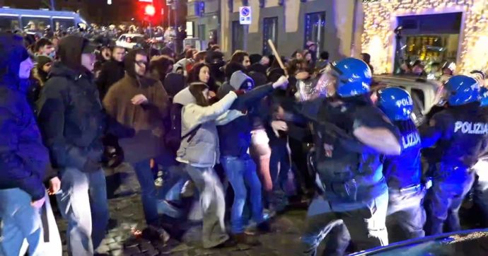 Caso Cospito, anarchici in piazza a Roma: scontri con la polizia. 41 manifestanti denunciati