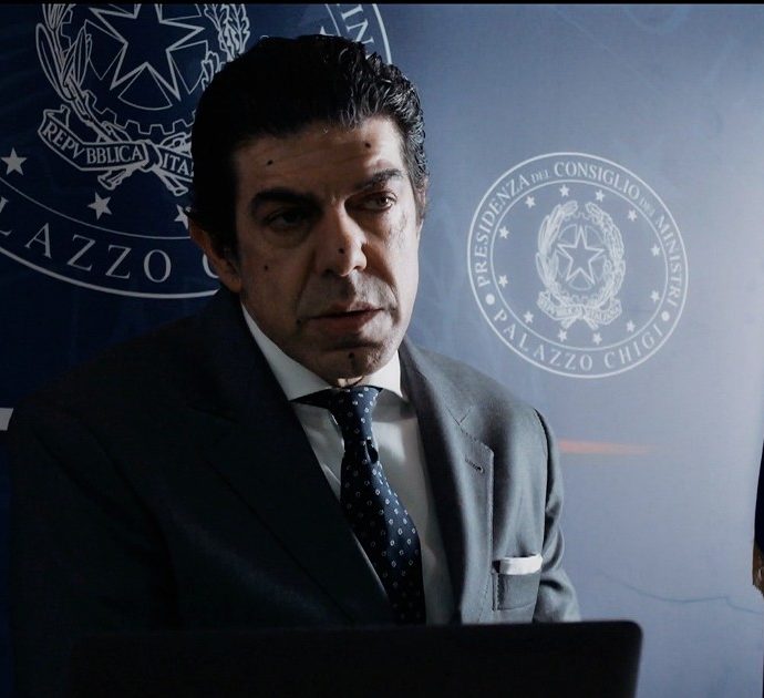 Pierfrancesco Favino nei panni di Mario Draghi nella serie Sky ‘Call my agent-Italia’: “Sono un genitore al servizio delle istituzioni”