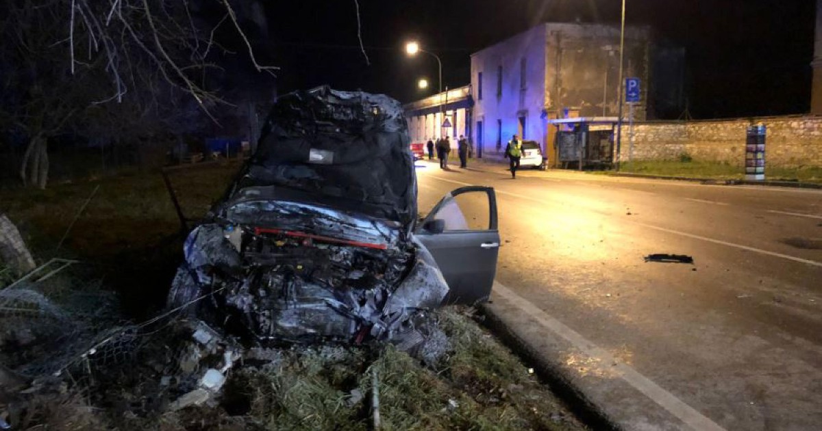 Terni, scontro tra due auto nella notte: muore 36enne. L’altro conducente si allontana a piedi, poi viene fermato: è positivo all’alcol test